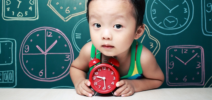 Bebé jugando con un reloj